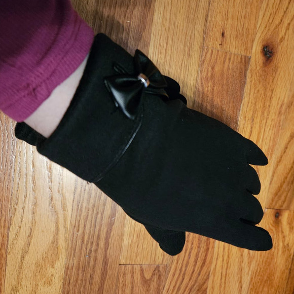 Boutique Retro Style Soft Warm Lightweight Minimalist Black Gloves w/ Bow Accent - Picture 8 of 12